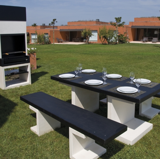 Imagine Set masă și două bănci de grădină, din beton, Pick & Nick Smooth, alb-negru, Tuozi