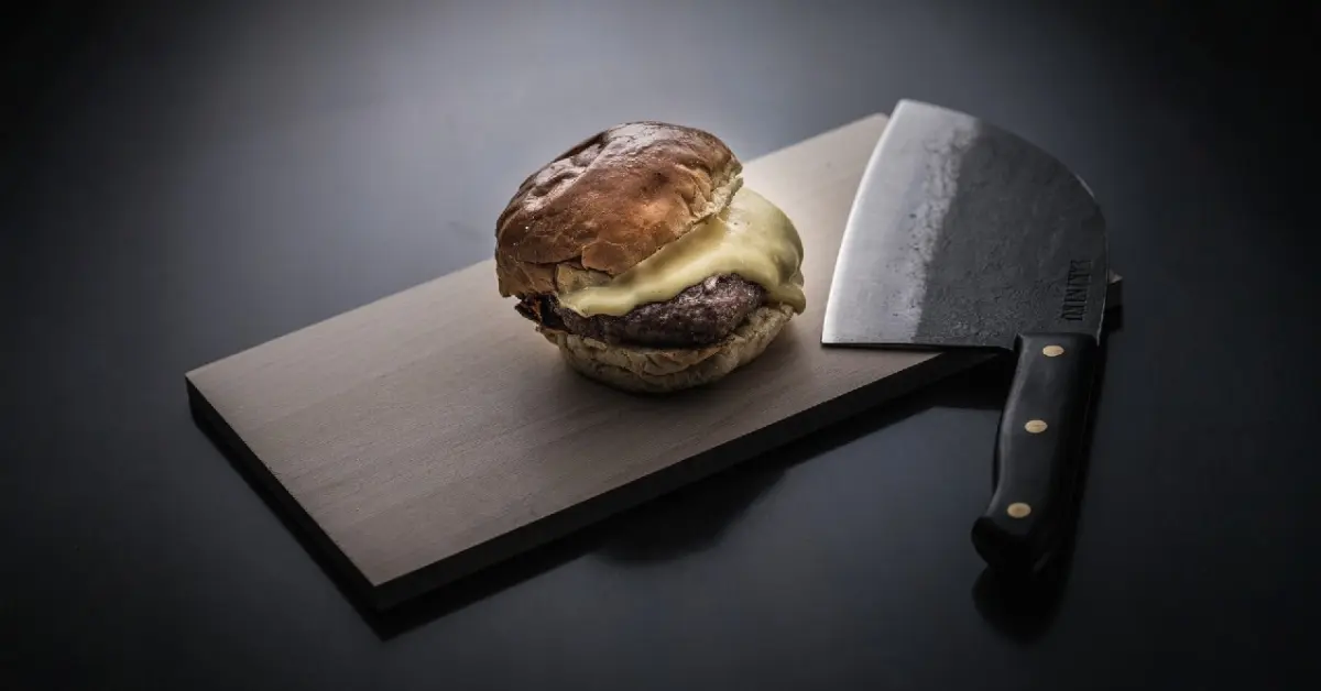 Burger de vita cu sos cheddar la gratar