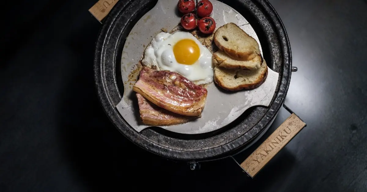 Mic dejun la gratar: oua, bacon si paine prajita