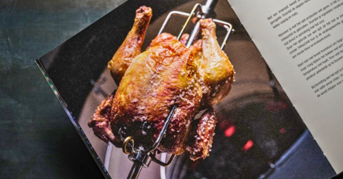 Pui la rotisor pe Kamado YAKINIKU® – rețetă BBQ cu gătire indirectă